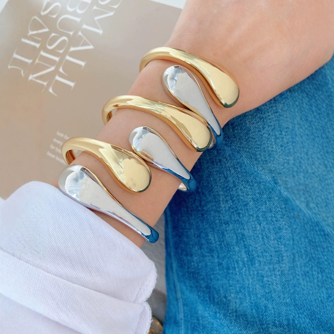 A new best-selling European and American fashion commuting simple teardrop-shaped smooth bracelet for women with gold and silver openings, a light luxury high-end accessory Application Scenario