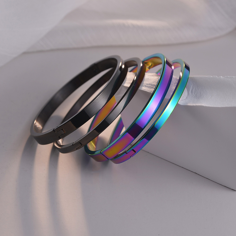 Cross-border European and American simple smooth snap-on bracelet, cold style, 4mm to 6mm wide gold-plated couple stainless steel bracelet Application Scenario