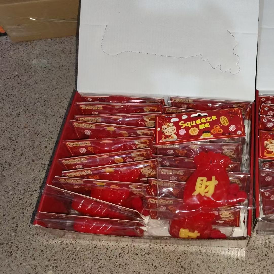 The Year of the Snake brings wealth and good fortune bags. The New Year's stress-relieving toys with a slow rebound effect. The Spring Festival "Fu" character stress-relieving small lanterns details Picture