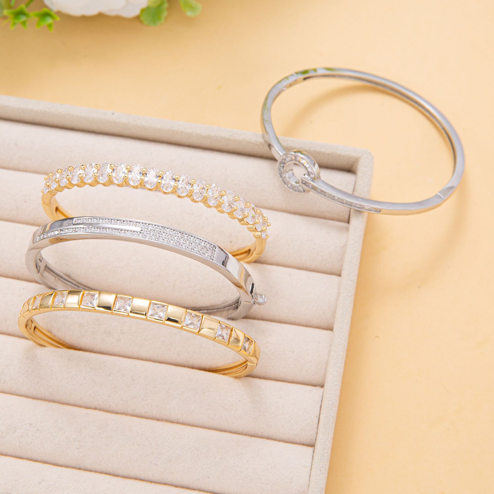This is a rare design from Europe and America, featuring a copper-plated real gold zircon snake-shaped bracelet with a high-end feel. It is an original snake-shaped diamond-encrusted bracelet Specification image