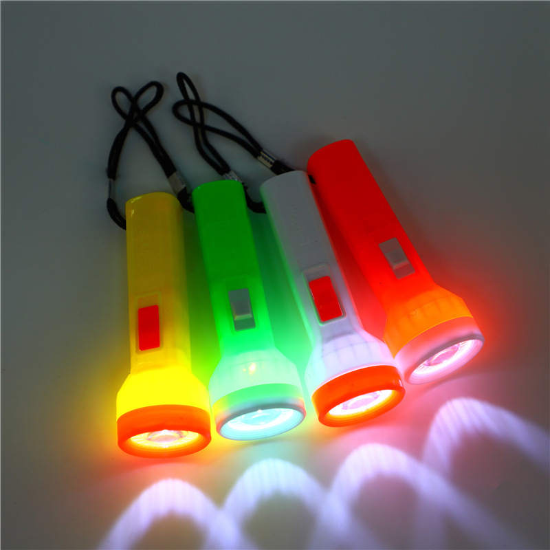 Linterna de plástico para niños stand de piso linterna multicolor luz brillante regalo práctico llavero brillante colgante Application Scenario
