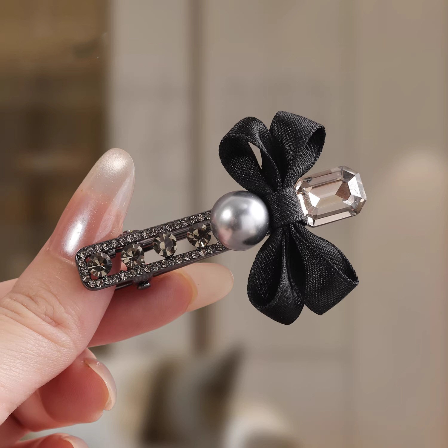 Sweet bow side clip, retro water diamond pearl elegant hair clip, niche light luxury bangs clip details Picture