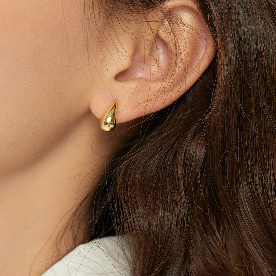 New simple, high-end and personalized ear stud earrings for women's fashionable commuting, small golden bean water drop ear stud accessories with a new design sense