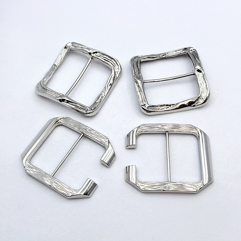 The manufacturer wholesals zinc alloy V-shaped pin buckles, belt buckles, bags, clothing, shoes and shoe accessories in various specifications details Picture