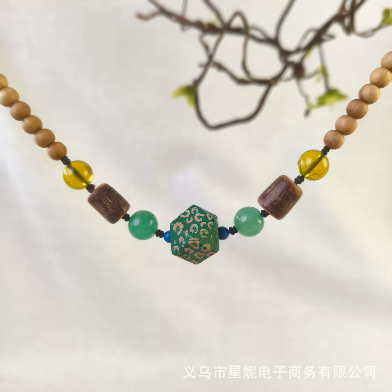 Five styles of crystal incense beads, handcrafted wooden beads and pendants, available in a variety of colors including light brown and dark brown Application Scenario