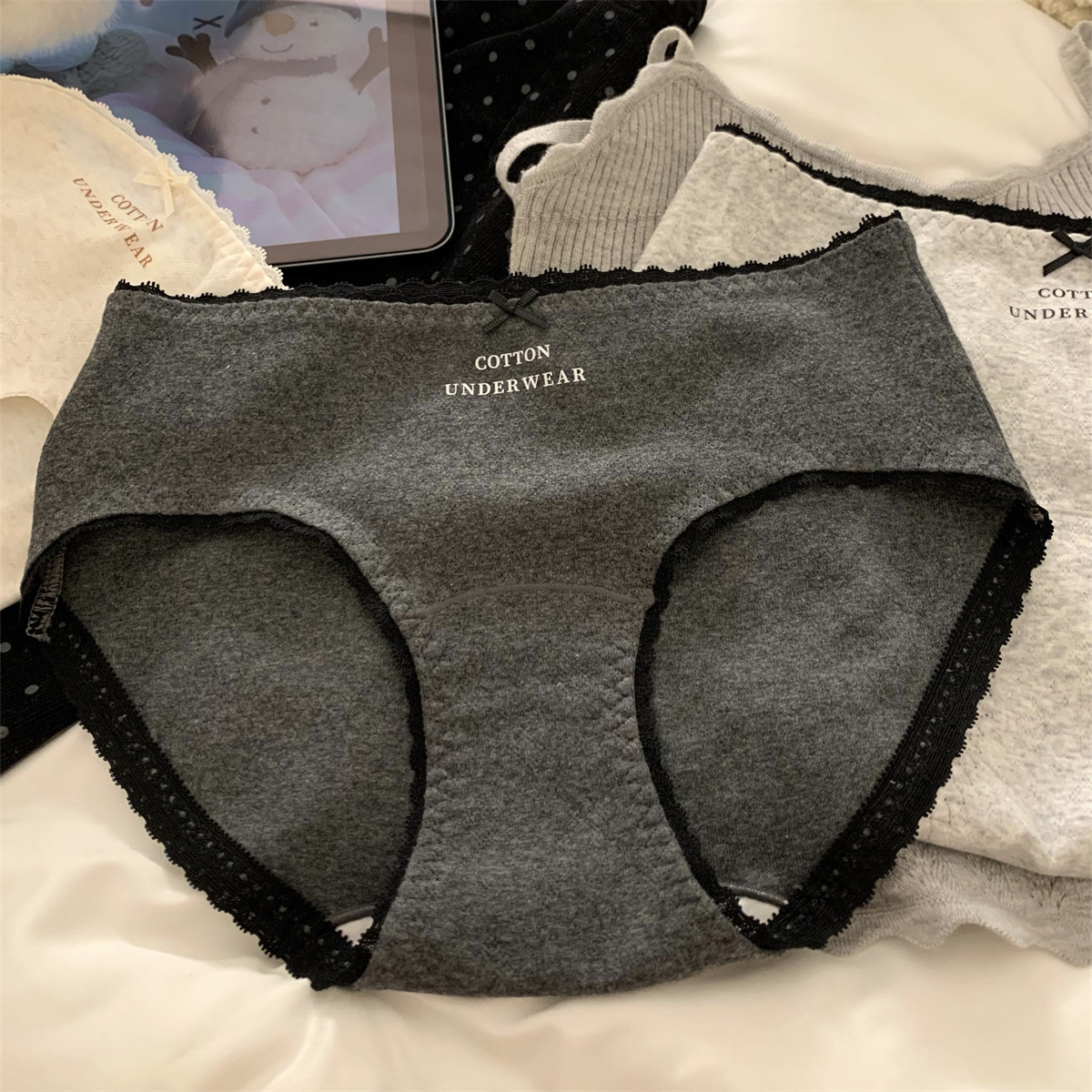 French-style women's underwear, pure cotton 10A antibacterial extended crotch, comfortable mid-waist bag, seamless hip, all-cotton crotch women's briefs details Picture