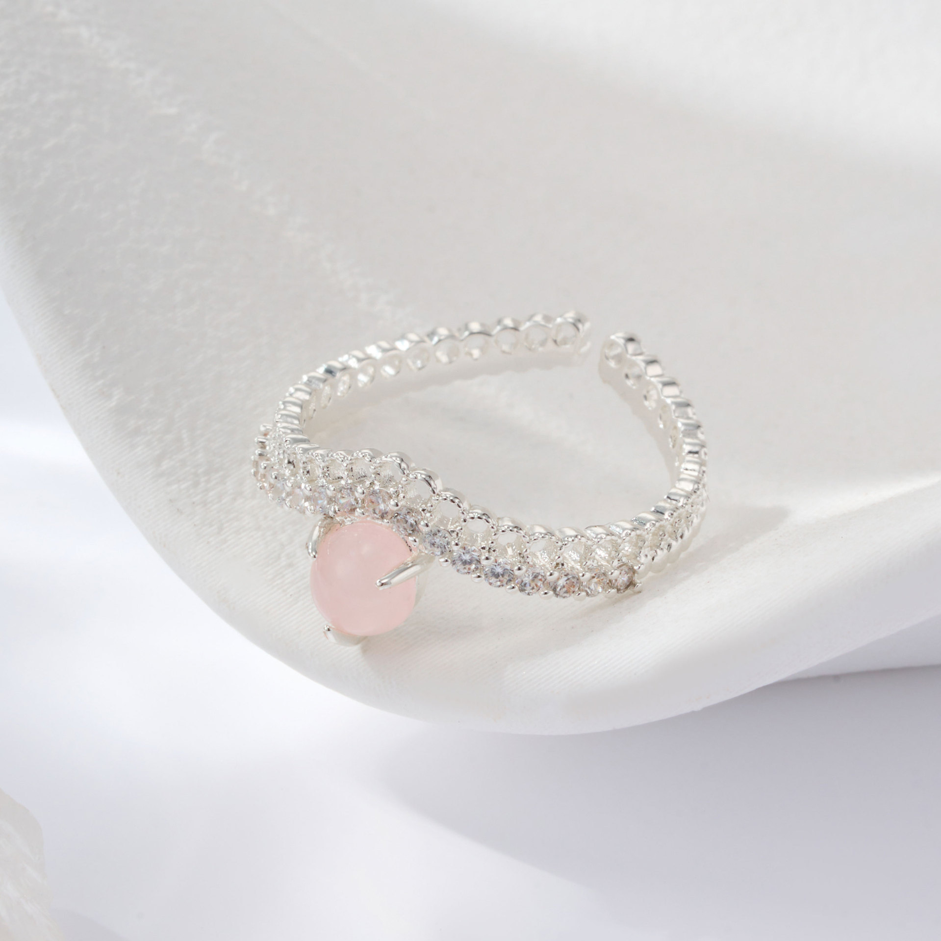 Original factory French sweet rose quartz open ring, copper alloy inlaid zirconium hollowed-out adjustable index finger ring Application Scenario