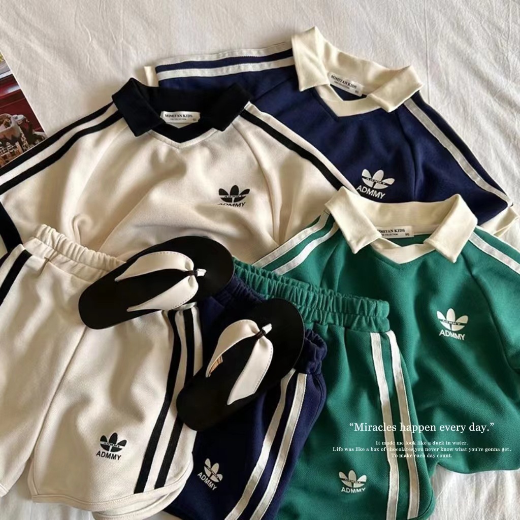 The 2025 summer new children's set is a stylish two-piece short-sleeved T-shirt and pants for both boys and girls