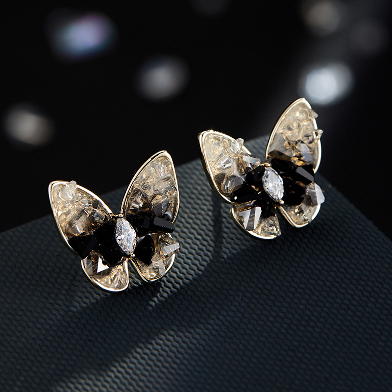 Ligero lujo premium sensación gradiente cristal mariposa pendientes aleación de cobre café chapado de oro con circonio s925 agujas de plata para mujeres orejeras Application Scenario