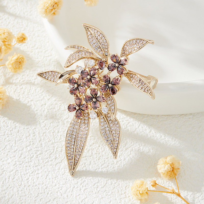 A high-end and elegant osmanthus brooch, exquisitely shining, slightly inlaid with zirconium flower pins, a fashionable bestseller, exquisite women's brooch Application Scenario