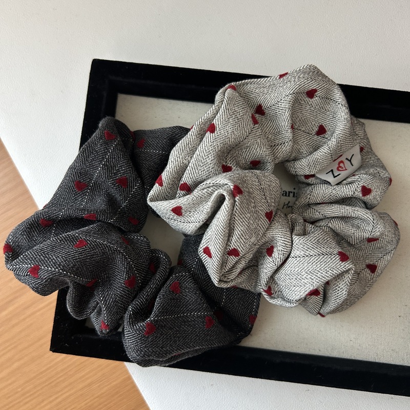 Korean heart-shaped printed hair band, sweet polka dot heart-shaped large intestine hair band, high-end and elegant, versatile hair accessory new style Specification image