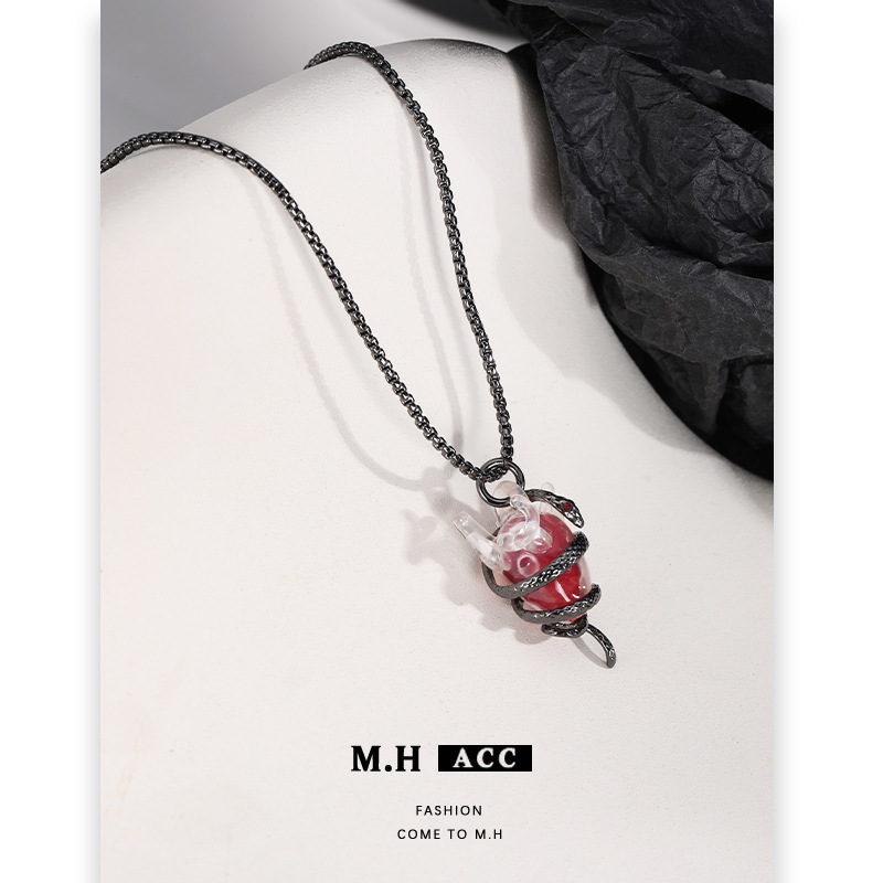 Spicy girl Dark style Spirit snake entwined heart couple necklace, exaggerated female personality, original design, high-end collarbone chain Application Scenario