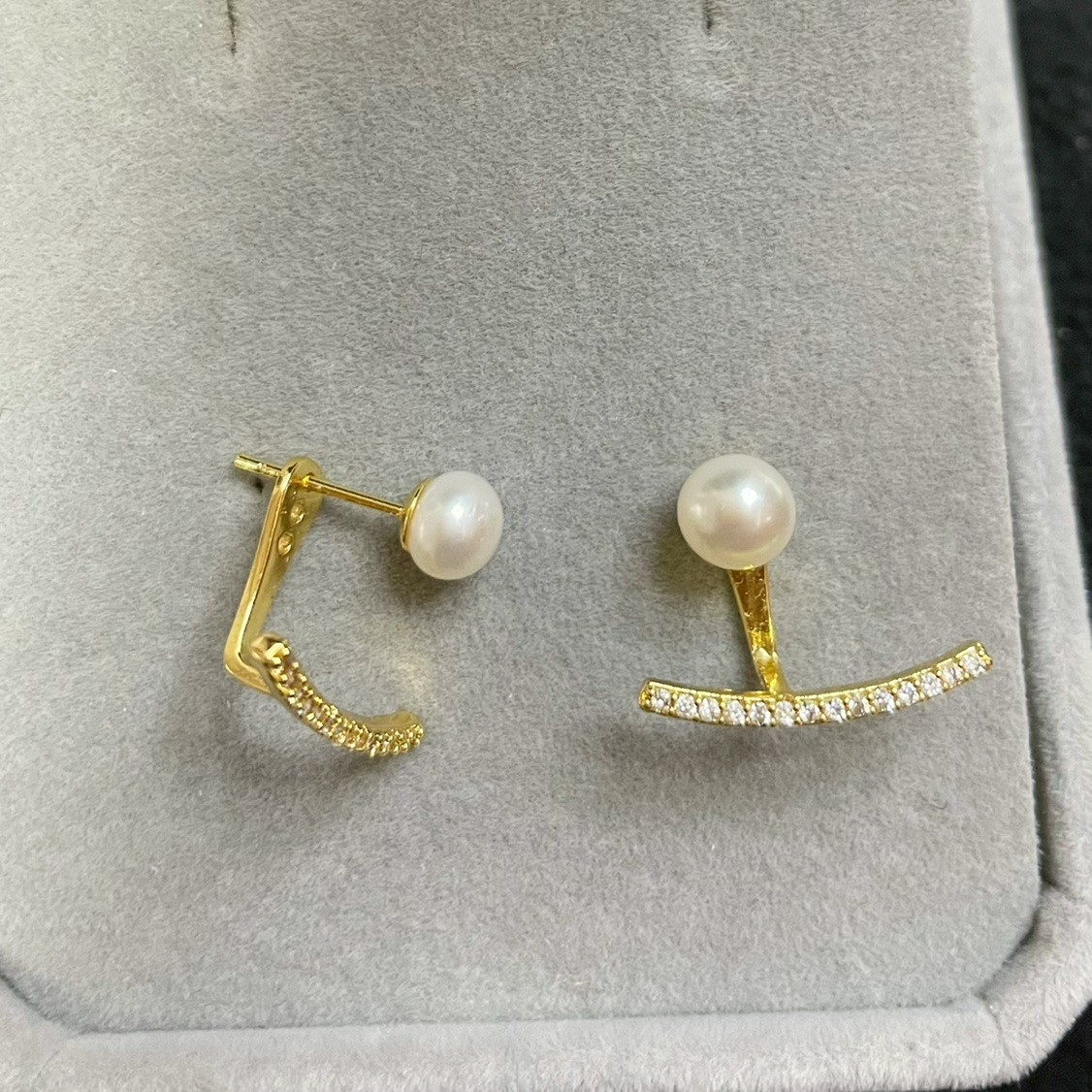 New Korean-style simple smiling face diamond-encrusted back-hanging pearl earrings, one-piece full diamond geometric S925 silver needle stud earrings for women Application Scenario