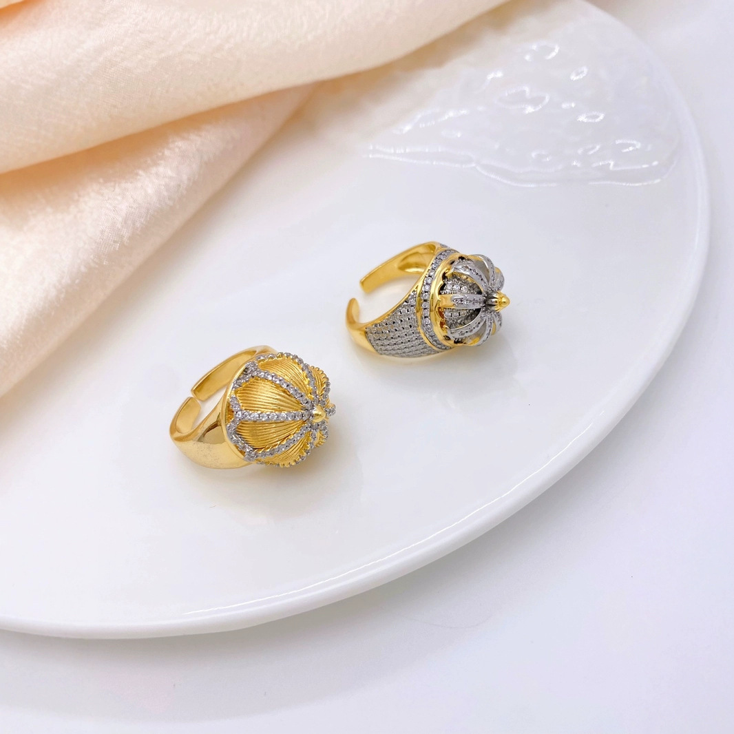 A simple two-color, gold-plated zircon geometric open ring for women on Instagram, a niche and high-end retro ring Application Scenario