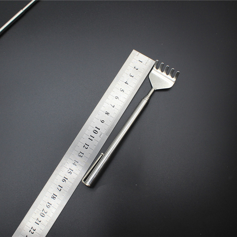 Five-section pen-type retractable scratch-free tickle rake pen clip type tickle tickle for the elderly Application Scenario