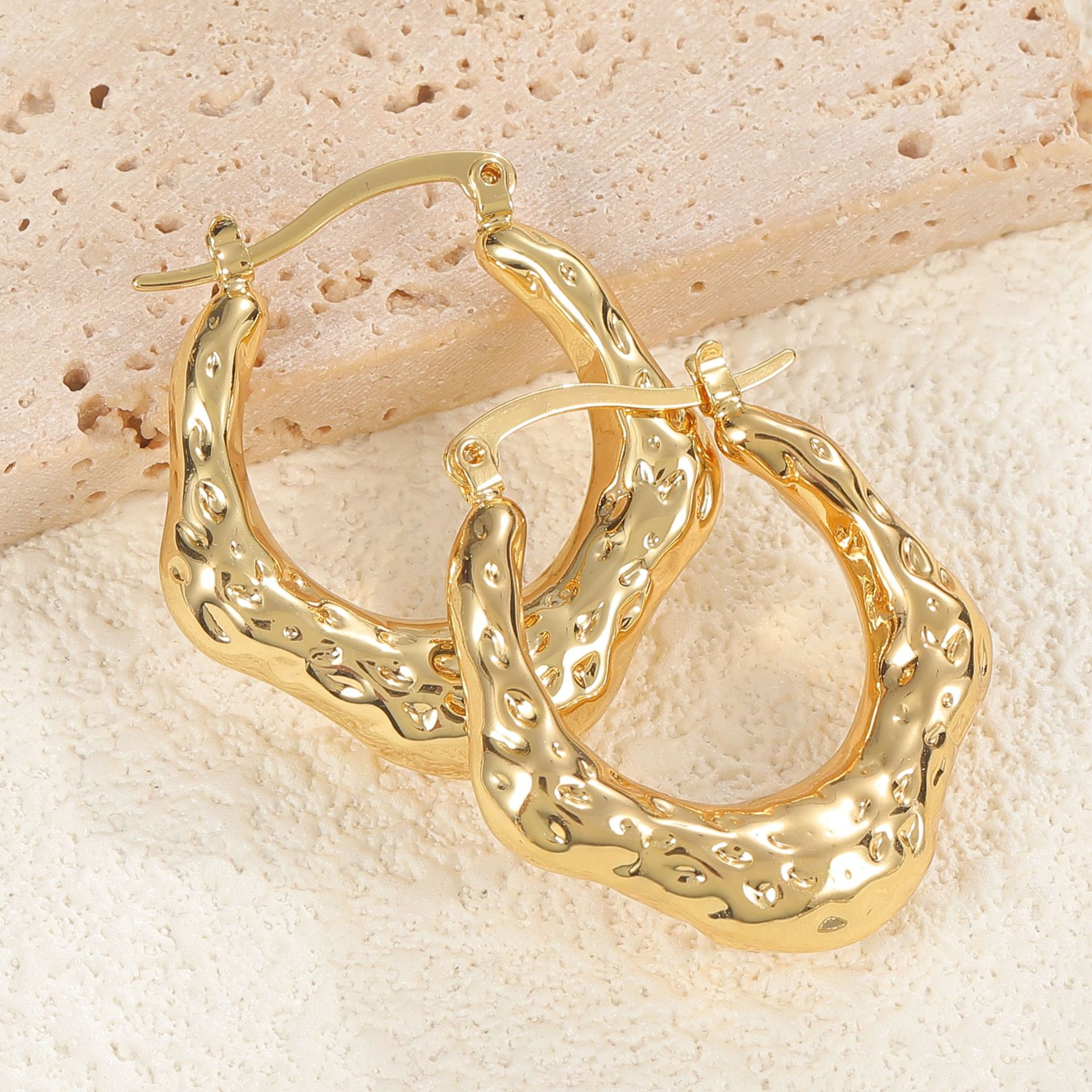 New European and American fashion ear studs, women's copper plated 18k gold earrings, high-end earrings, women's jewelry factory wholesale details Picture
