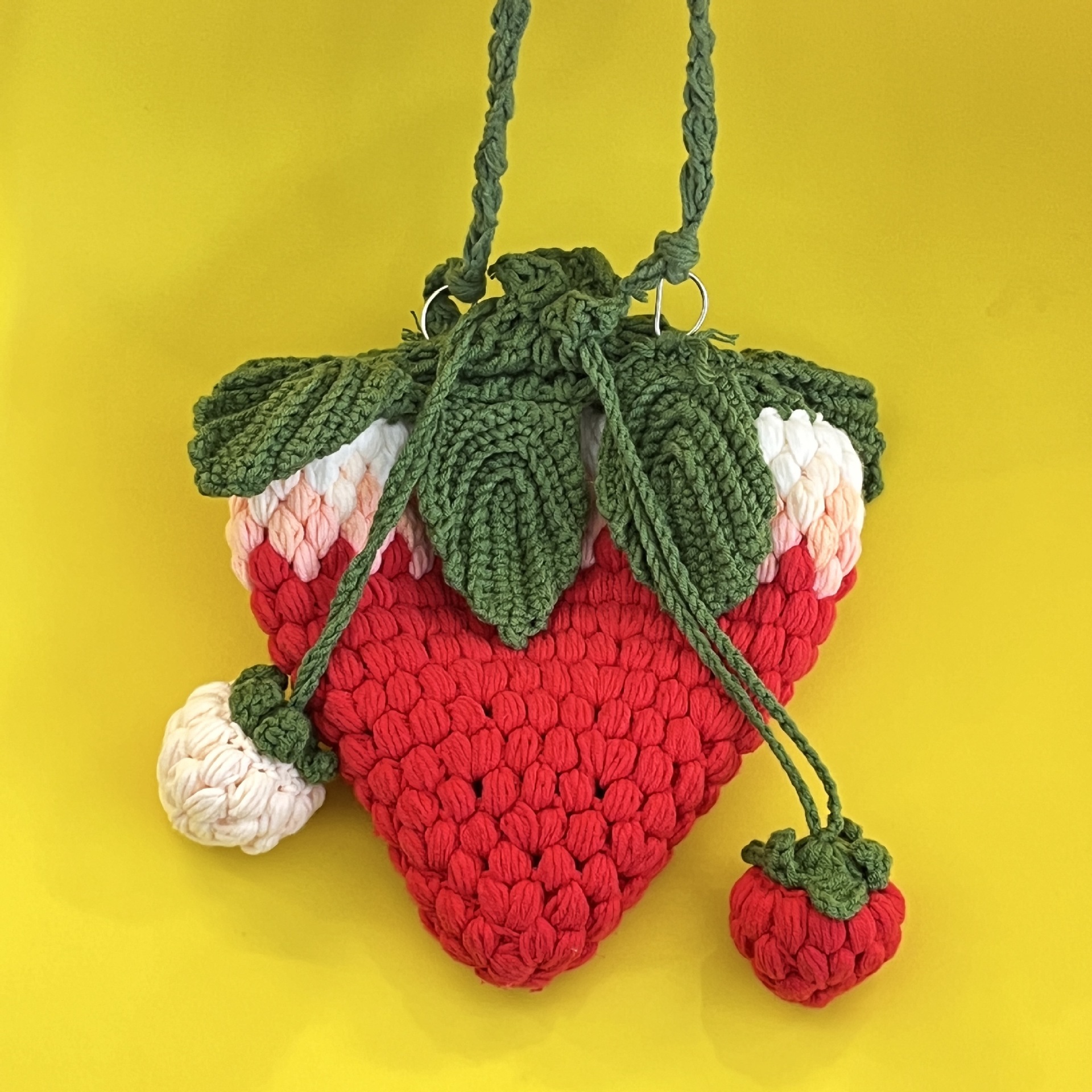 Wholesale of new creative and cute knitted children's bags, cartoon strawberry hand-woven dolls and woolen crossbody bags for autumn and winter Application Scenario