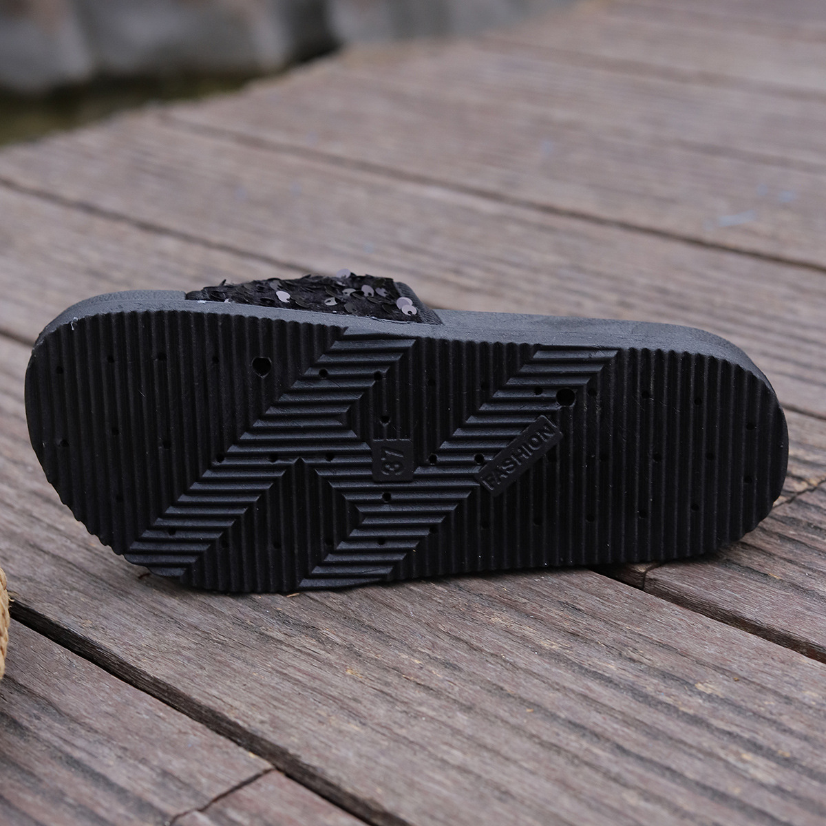 The thick-soled, height-increasing, casual outerwear, beach sandals and durable flip-flops of the same style for spring and summer sponge cakes Specification image