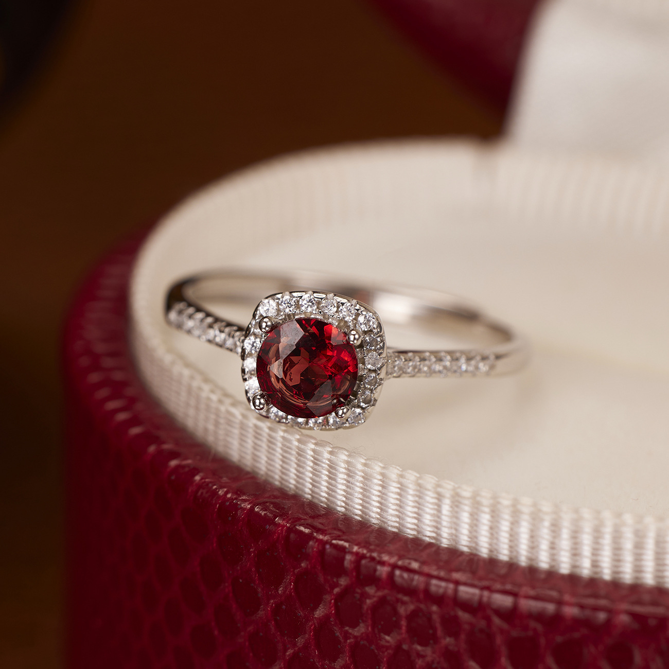 A one-carat garnet diamond ring, a small sugar cube for women, is a bestseller on Xiaohongshu Application Scenario