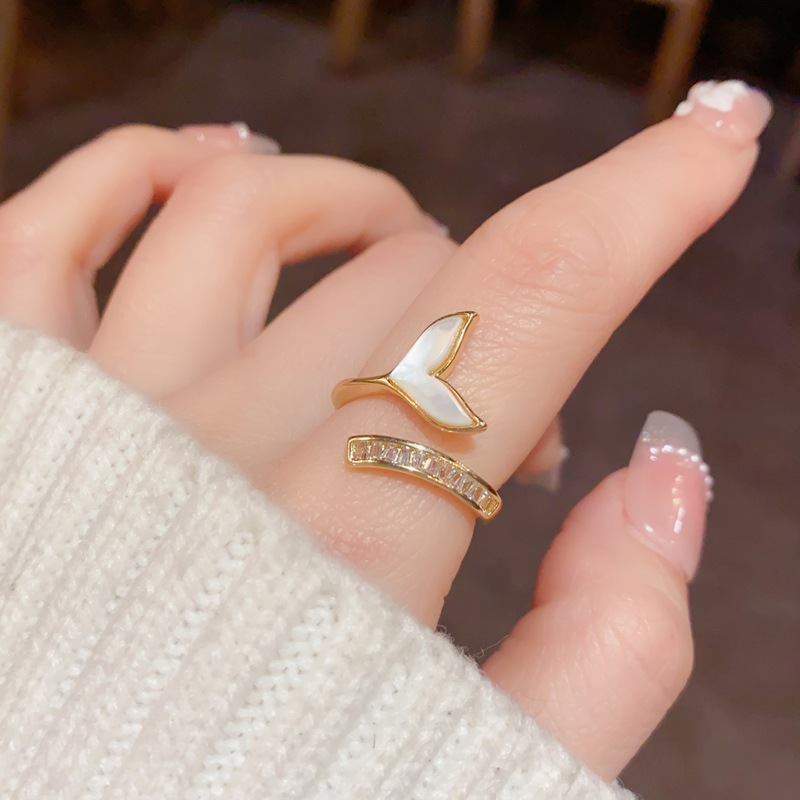 Light luxury design sense, mother-of-pearl fish tail opening adjustable, feminine, fashionable, simple and versatile index finger ring accessory wholesale