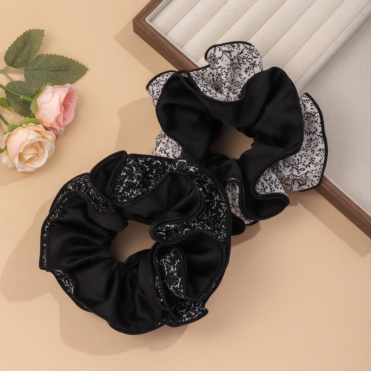 Korean-style retro velvet patchwork floral hair band with high elasticity and no damage to hair. Large circle, elegant commuting hair tie for women Specification image
