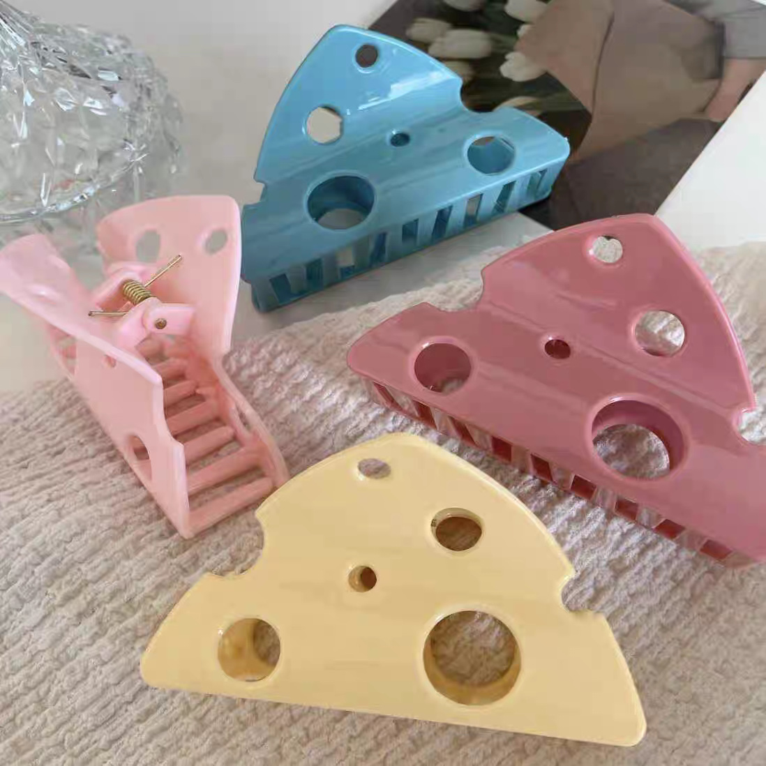 Cute girl cheese and cheese grab, triangular hollowed-out shark clip, broken hair at the back of the head, updo hair clip headwear Application Scenario