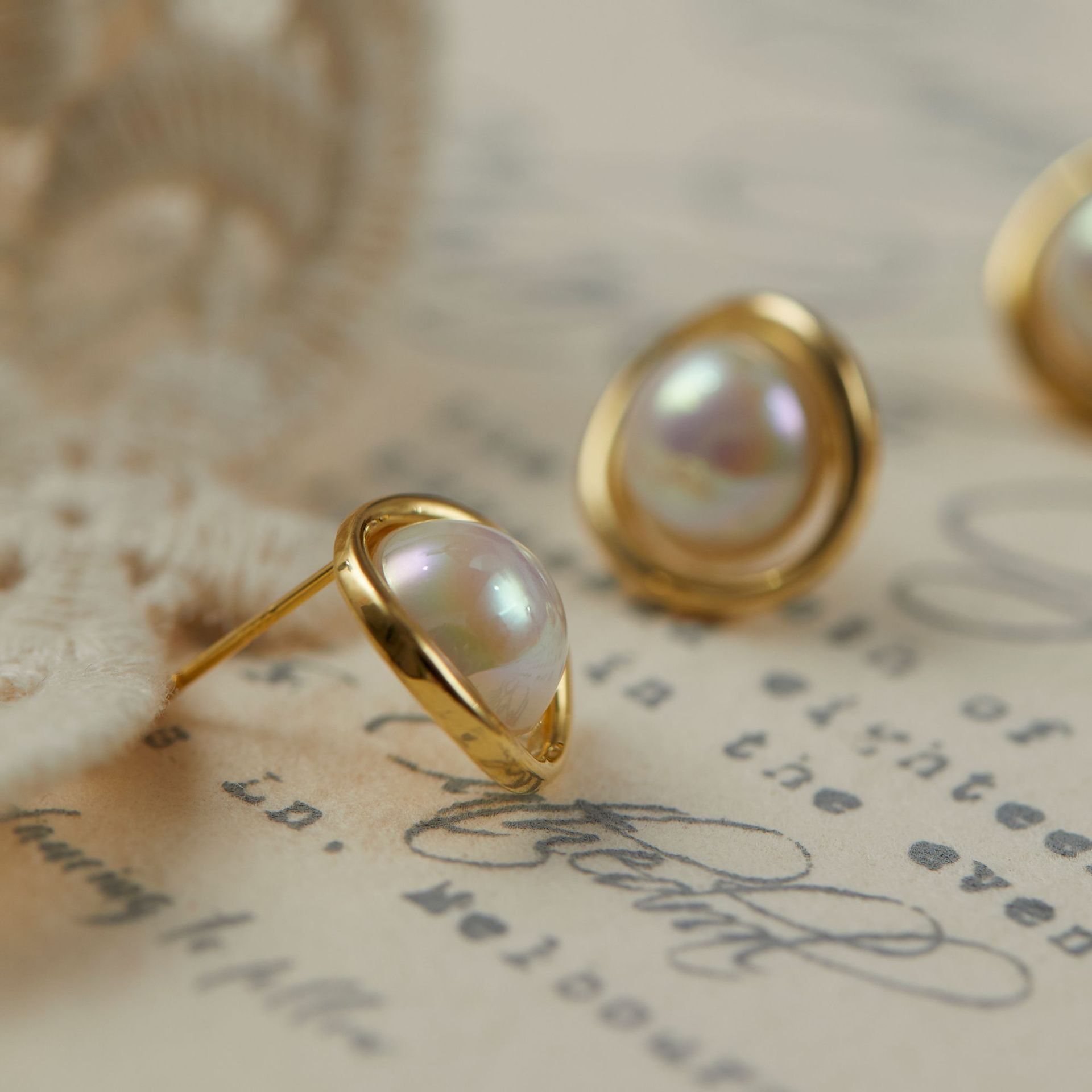 High-end pearl stud earrings, niche women's metal-rimmed earrings, simple and fashionable commuter stud accessories wholesale Application Scenario