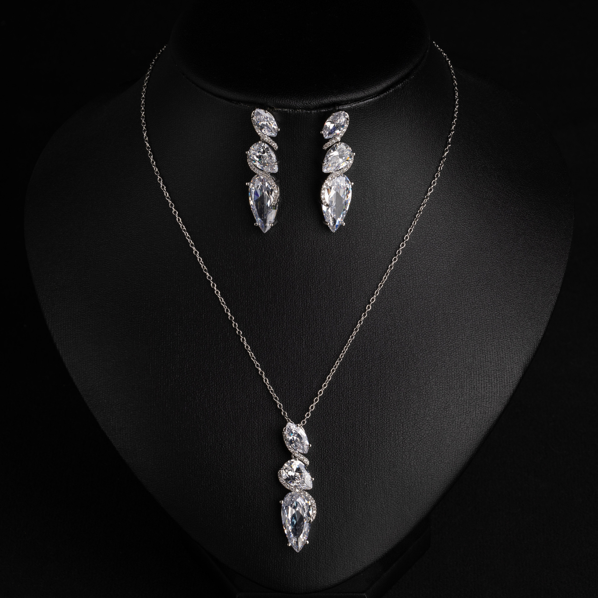 Light luxury style diamond-encrusted heart-shaped pendant pearl necklace, exquisite and fashionable, versatile sweater chain design sense, niche necklace for women LJT6136, Getisa jewelry, banquet dress accessories wholesale Specification image
