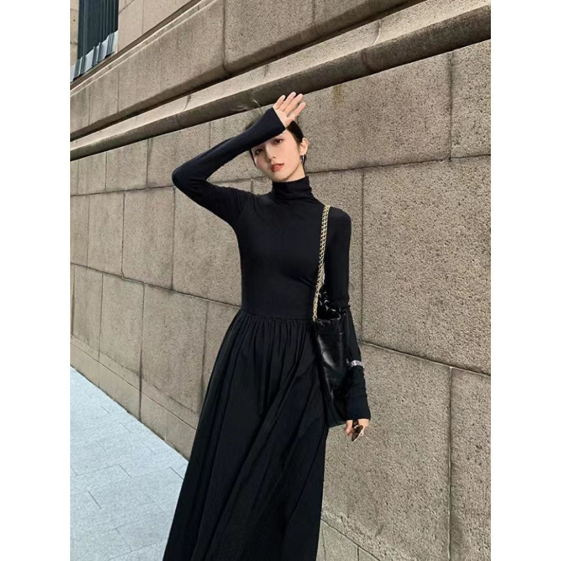 This high-end Hepburn stylish dress is a new Korean style for women in the autumn of 2024. It looks slimming with a knee-length base layer and a long skirt underneath Application Scenario