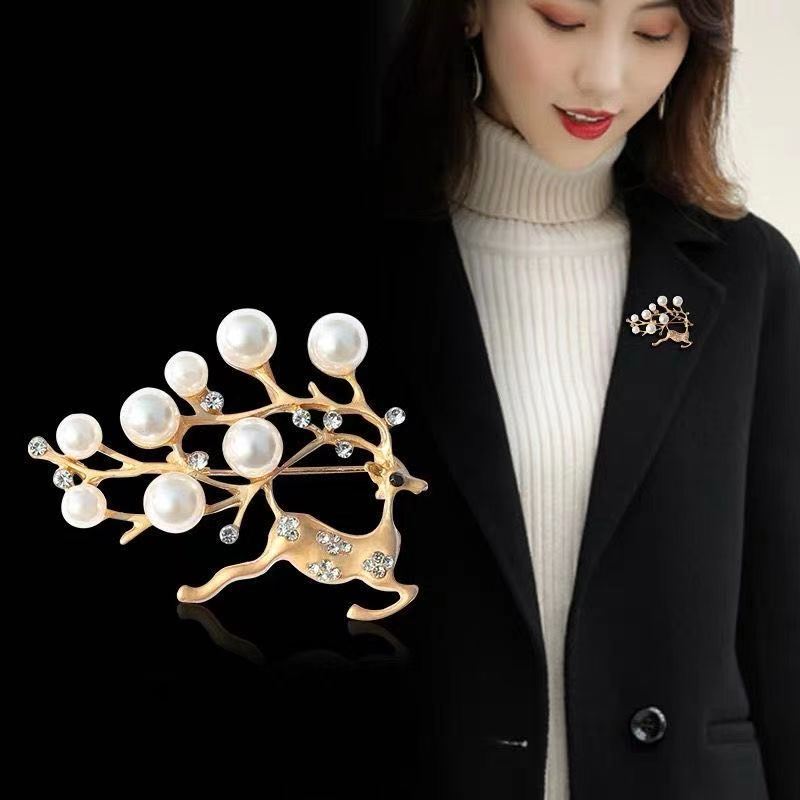 Pearl deer brooch, feminine charm, versatile suit, brooch, brooch, new Christmas fashion accessory, high-end accessory