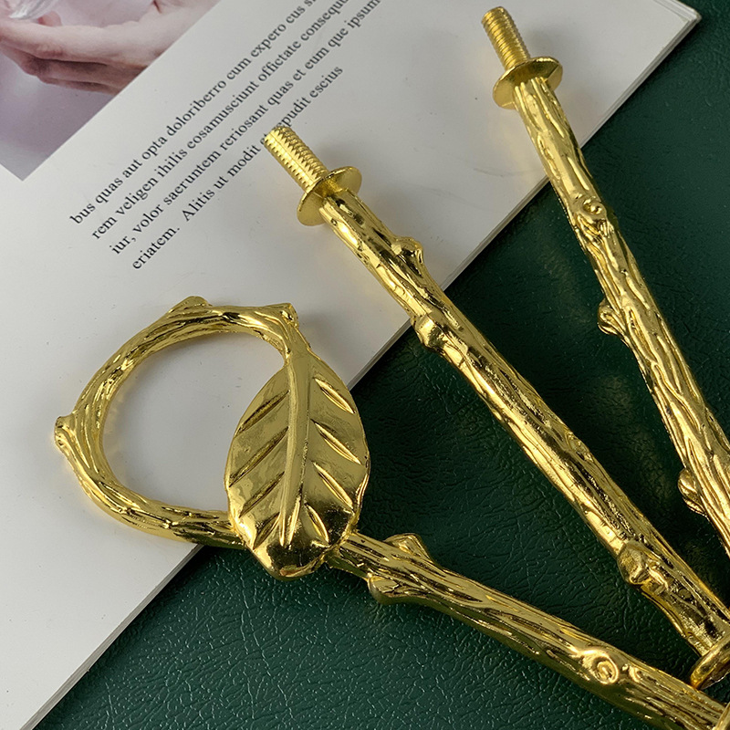 Creative zinc alloy multi-layer stringing plate handle, leaf-shaped electroplated cake and dessert stringing plate handle, fruit plate stringing rack Application Scenario