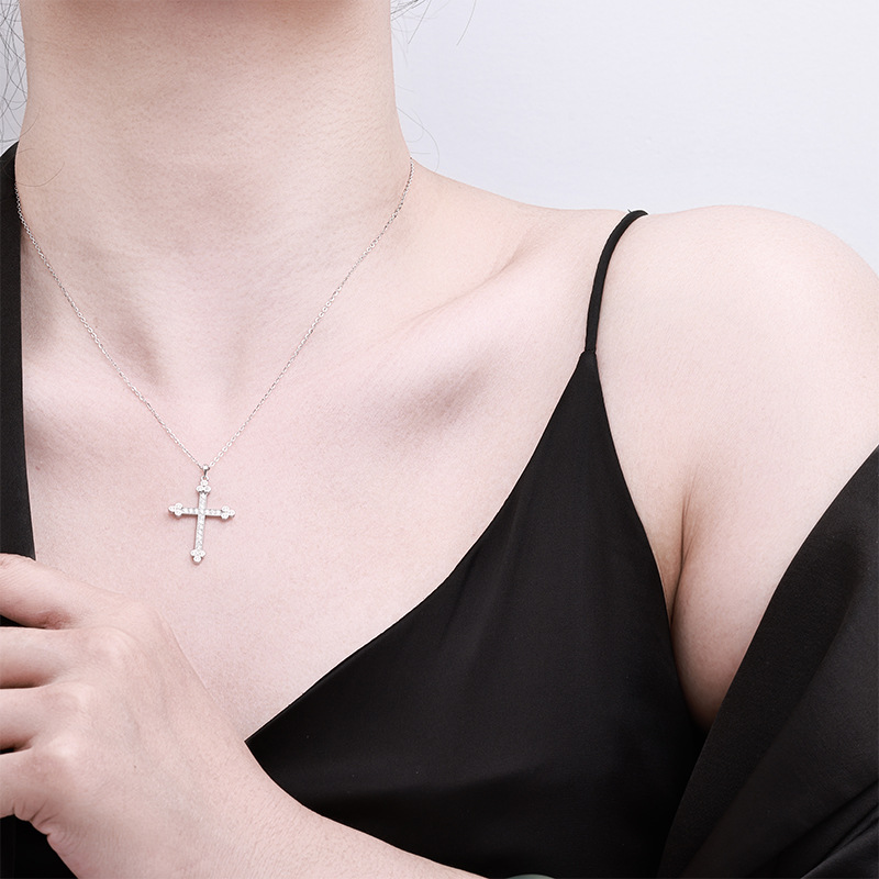 Zhuoheng Select S925 sterling Silver Necklace, a new simple diamond-encrusted cross pendant necklace, with a light luxury, individual, versatile and niche design details Picture