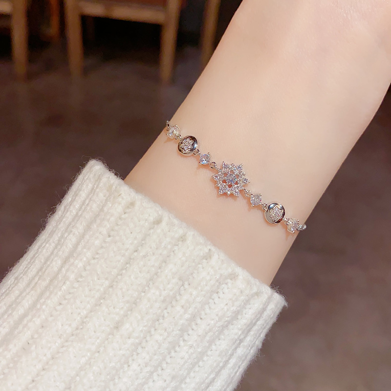 This is a unique and exquisite light luxury bracelet with a high-end and fashionable Japanese and Korean style, featuring a slightly inlaid zircon flower pull-out design Application Scenario
