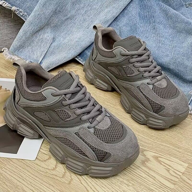 运动休闲鞋实物图