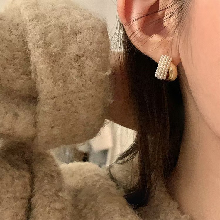 Light luxury mini pearl metal arc earrings, elegant and high-end design sense, niche daily stud earrings, versatile and sweet details Picture