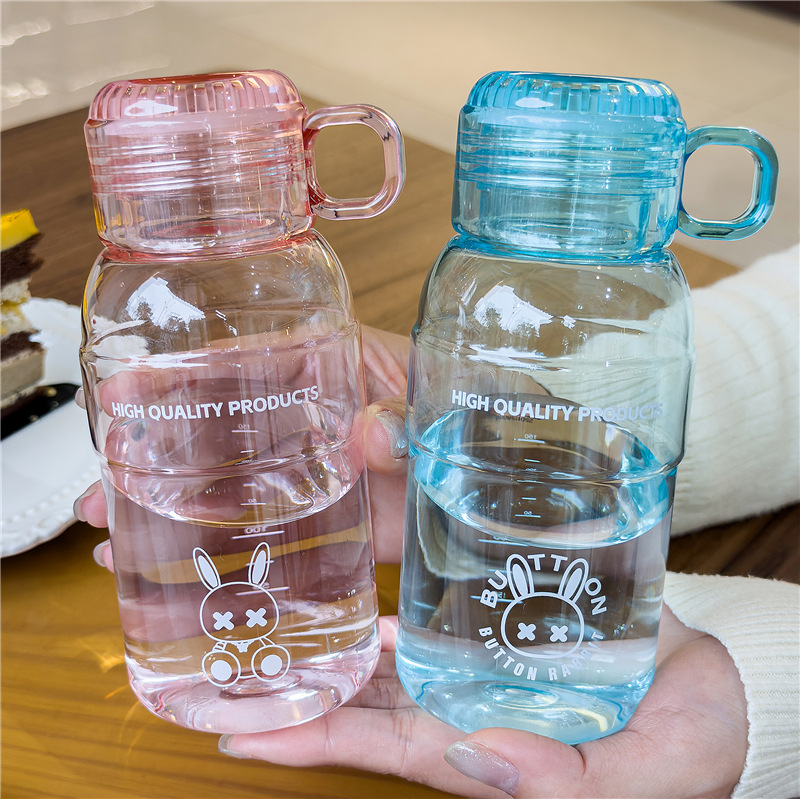 Alto aspecto horizontal carta handle deportes taza de agua de plástico portátil al aire libre con correa transparente graduado Tritan taza resistente a altas temperaturas details Picture