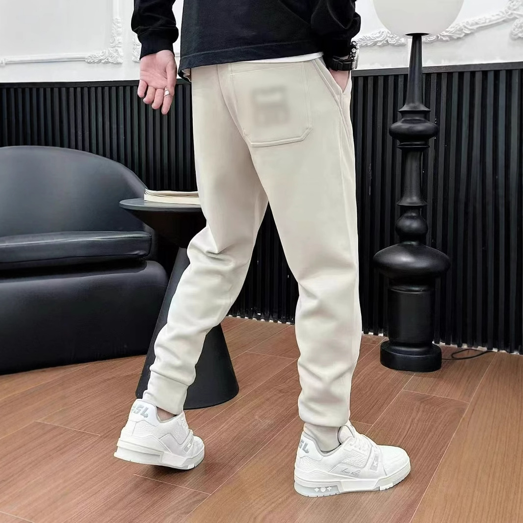 The new autumn and winter men's tapered sweatpants brand casual pants feature trendy styles that are form-fitting, comfortable and versatile