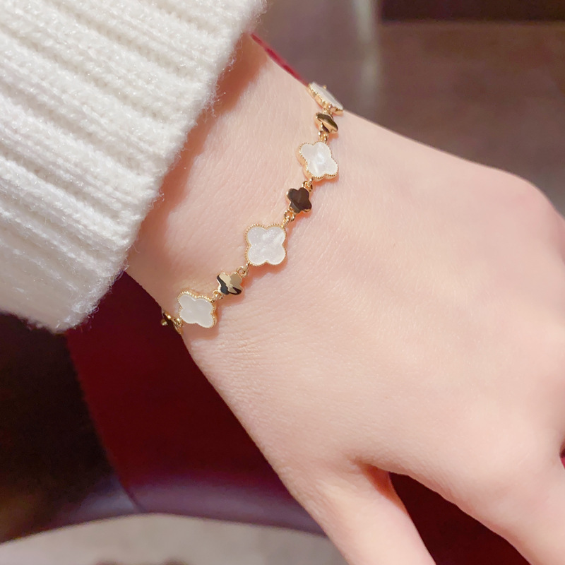 A fashionable and elegant four-leaf flower bracelet from Japan and South Korea. A female Internet celebrity with a unique and versatile personality and a fresh look. One-piece consignment service Item Picture
