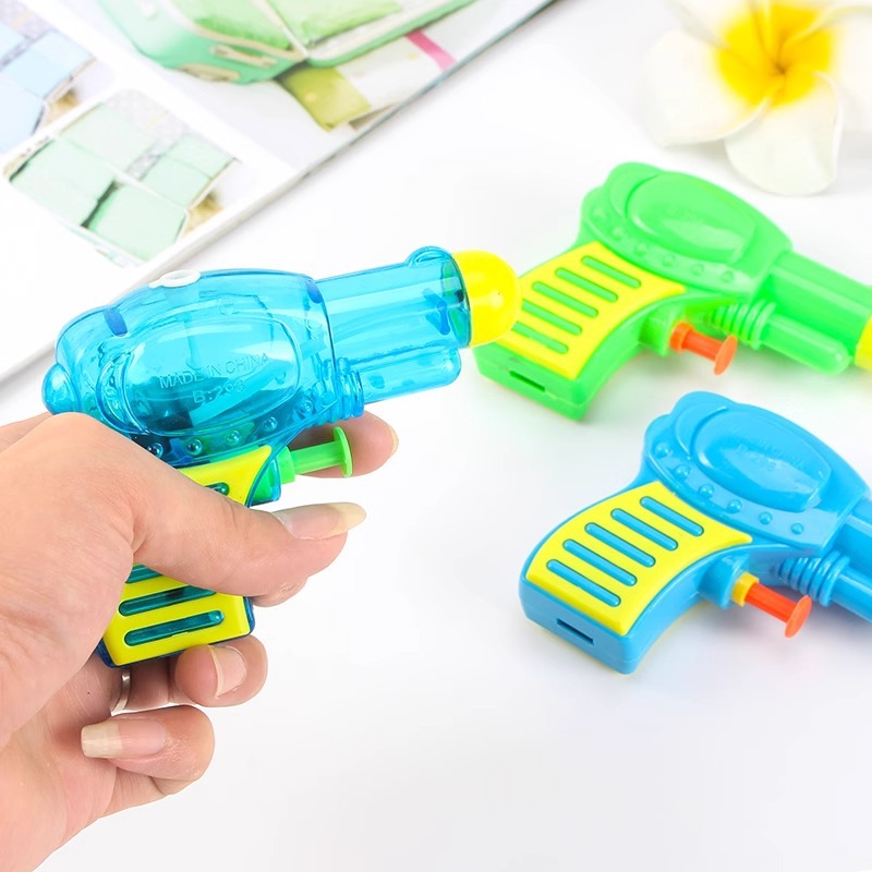 In summer, children and babies can play in the beach, spray water, shoot water, use water guns, swim, drift, take baths, and play with children's small water guns and toys. The same style as Running Man Application Scenario