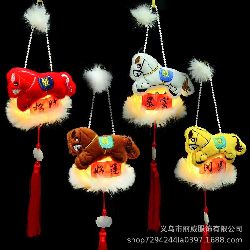 新年爆款马年卡通爆款新年景区夜市摆地摊发光儿童小灯笼喜庆马年吉祥物马上有钱