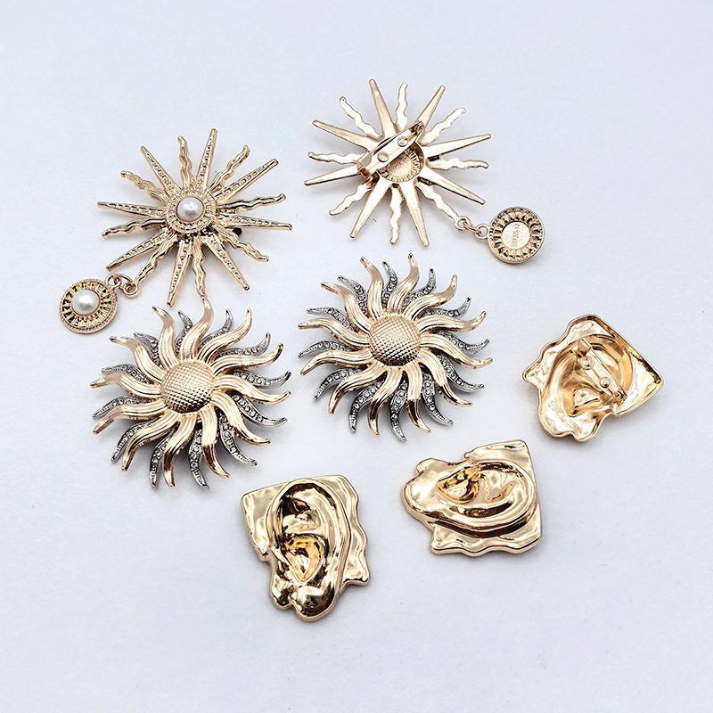 A niche design sense metal brooch with sunflower and lava texture, a decorative clasp for the neckline of a suit overcoat details Picture