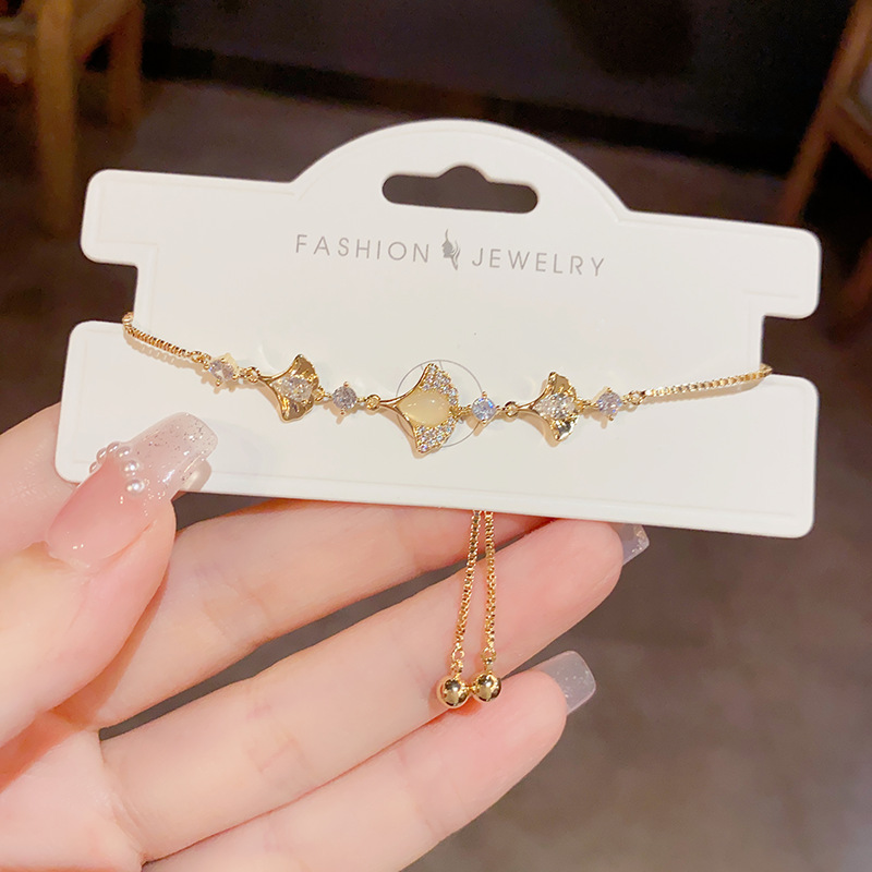 A popular and fashionable, high-end, light luxury cat's eye stone ginkgo leaf bracelet on Douyin, with a niche design and a refined style