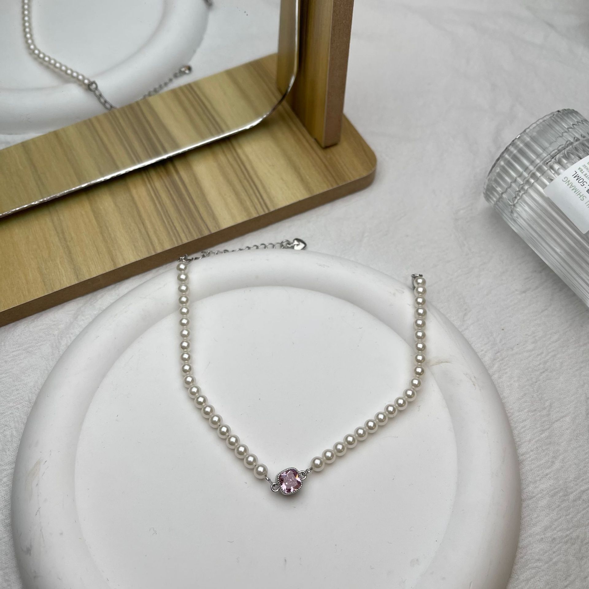The new 24-year pink diamond pearl bracelet is a light luxury, elegant, retro French jewelry with a simple and refined style and a high-end feel Application Scenario