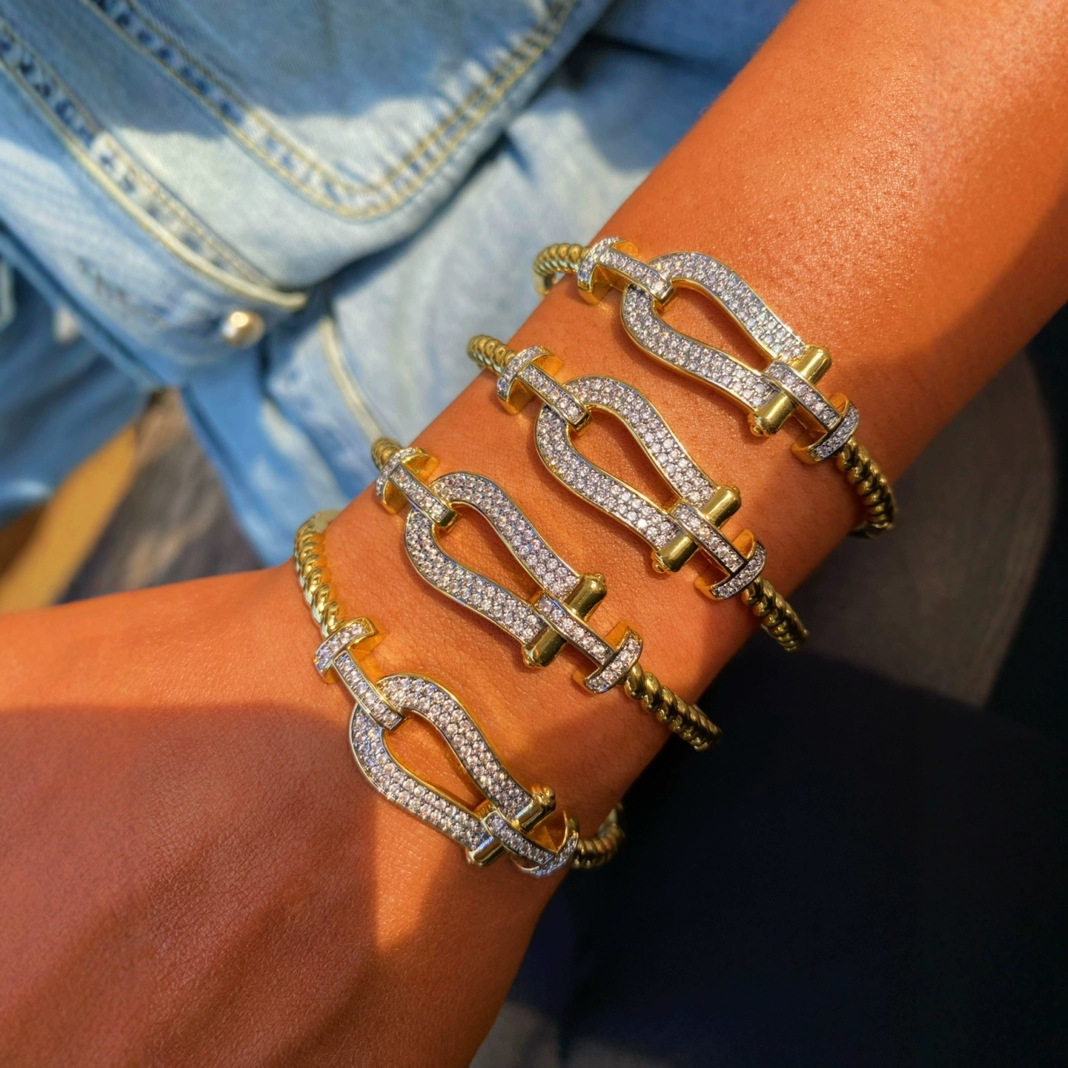 18K real gold electroplated zircon horseshoe buckle buckle bracelet, a light luxury and high-end style wristband, a niche and personalized fashionable jewelry full figure