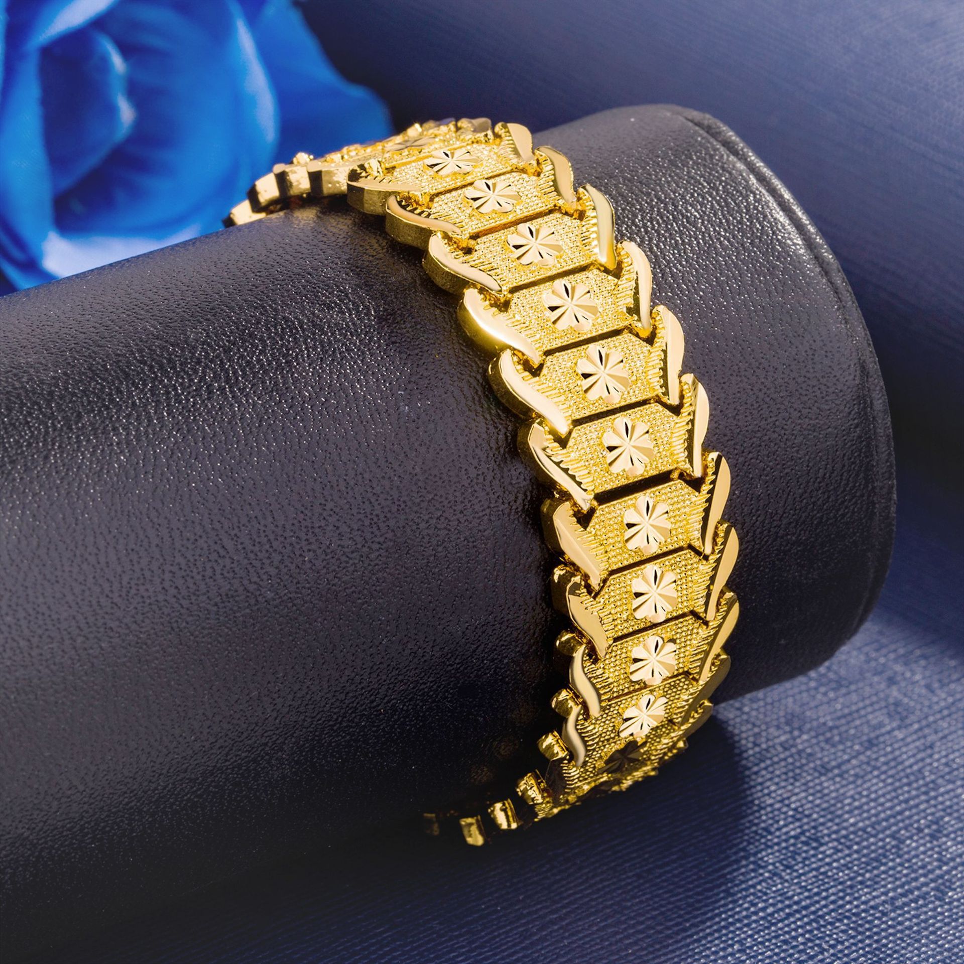 Live-streaming bestseller, wide version mold car flower-shaped bracelet, European currency imitation gold jewelry, men's factory wholesale details Picture