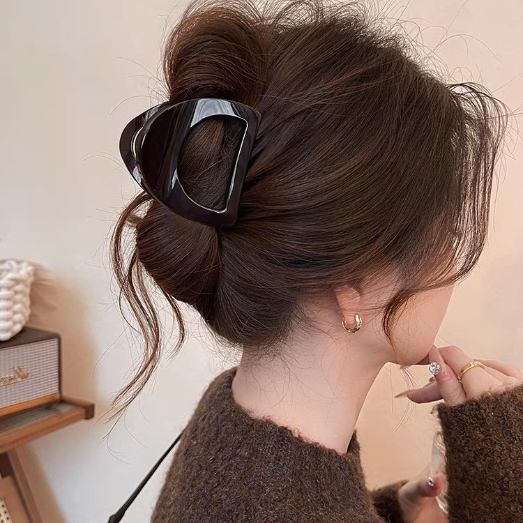 2025 New minimalist hollowed-out semi-circular hair clip, medium-sized shark clip, women's back head clip, hair accessory, summer Specification image