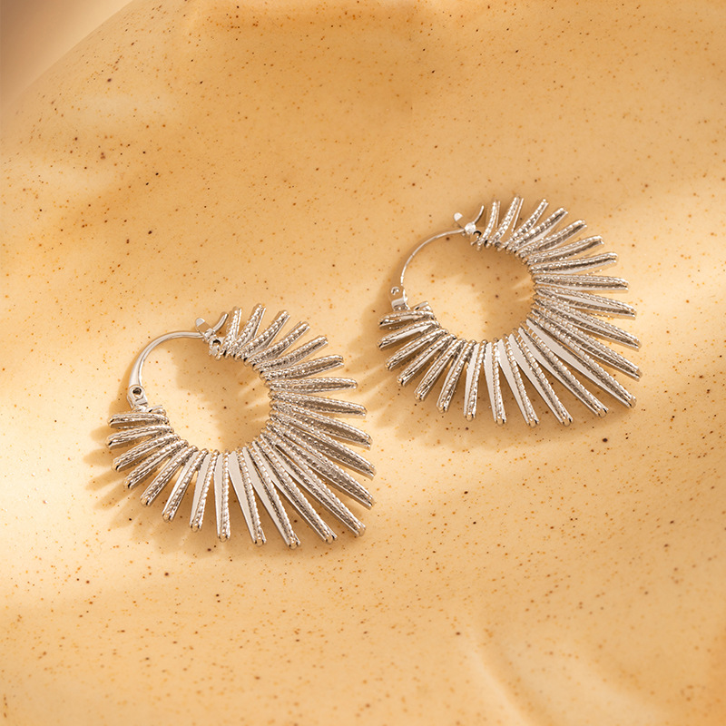 European and American style exaggerated, fashionable, individual, light luxury heart-shaped earrings, niche design sense, lines, heart-shaped ladies' earrings and accessories Application Scenario