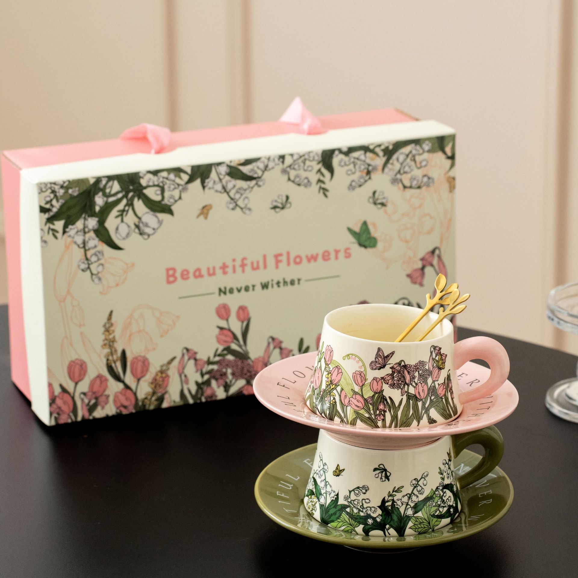 Retro French ceramic cups and plates, high-end wind chime flower coffee cup set, afternoon tea girls' drinking water cup as a souvenir details Picture