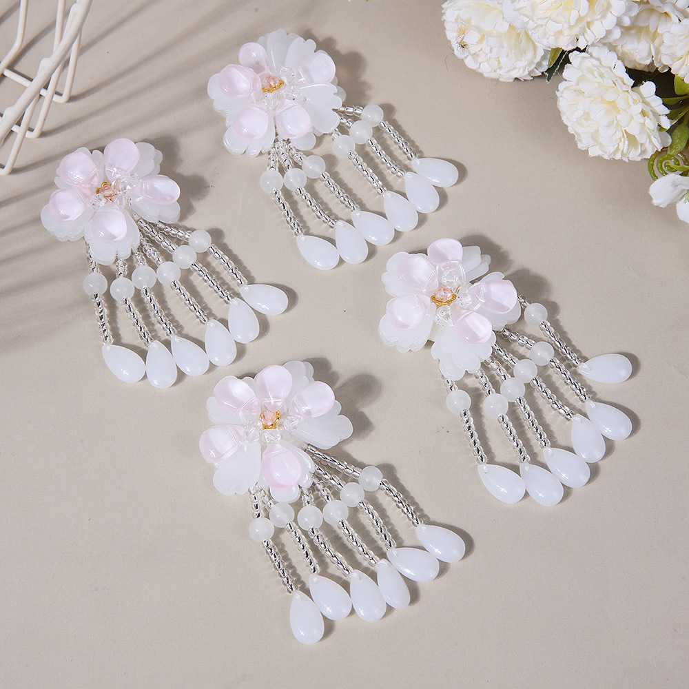 Factory wholesale of hand-stitched beaded fabric, crystal pendants, tassels, corsages, semi-finished wedding shoes, shoe tips, clothing and accessories