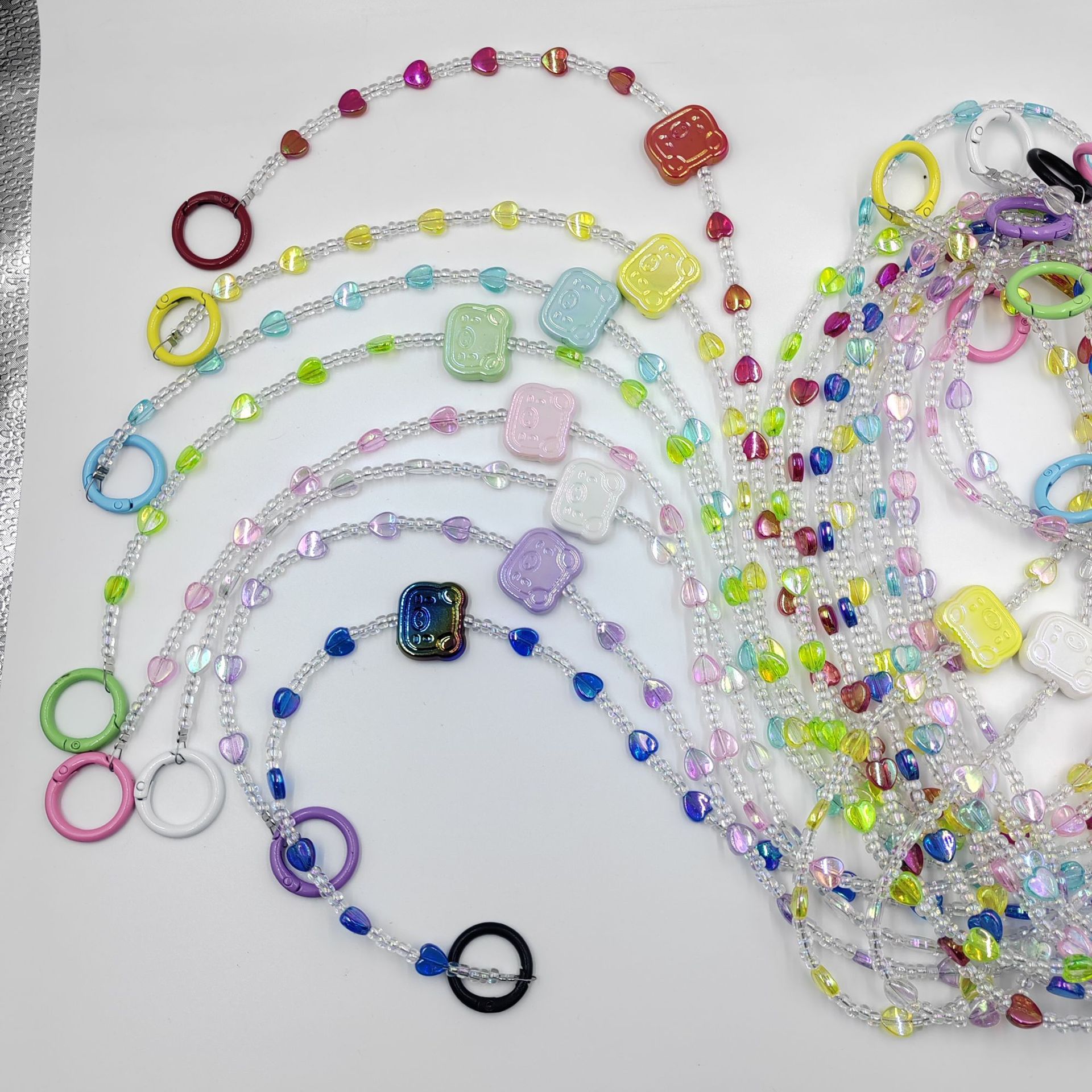 Korean-style bag cartoon pendant, acrylic handcrafted heart-shaped beaded phone case, crossbody chain accessory, niche girl Application Scenario